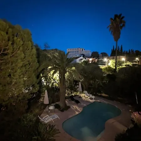 Будинок відпочинку Dans Maison, Jardin Et Piscine Prives *